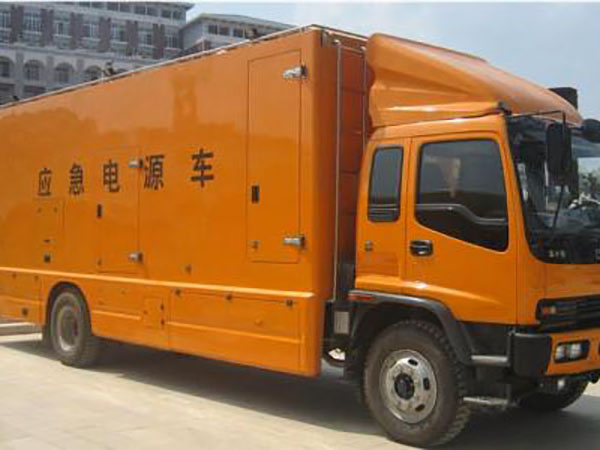 新源冬季柴油发电机启动前，如何检查燃油系统中的积水？